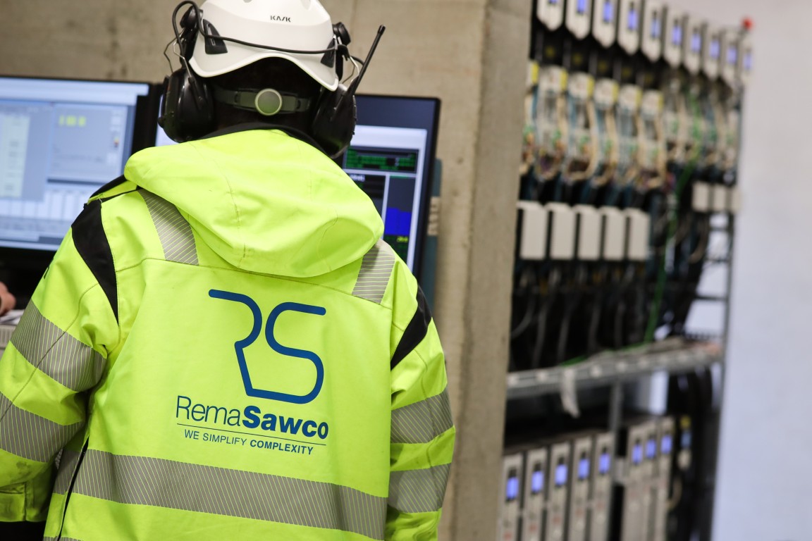 Bilden visar en servicetekniker fr&aring;n RemaSawco